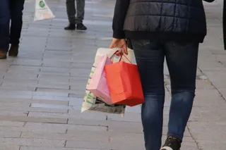 Señora con bolsas de compras en la mano
