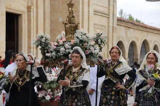Ofrenda floral en horno de la Virgen de la Vega. Foto de archivo