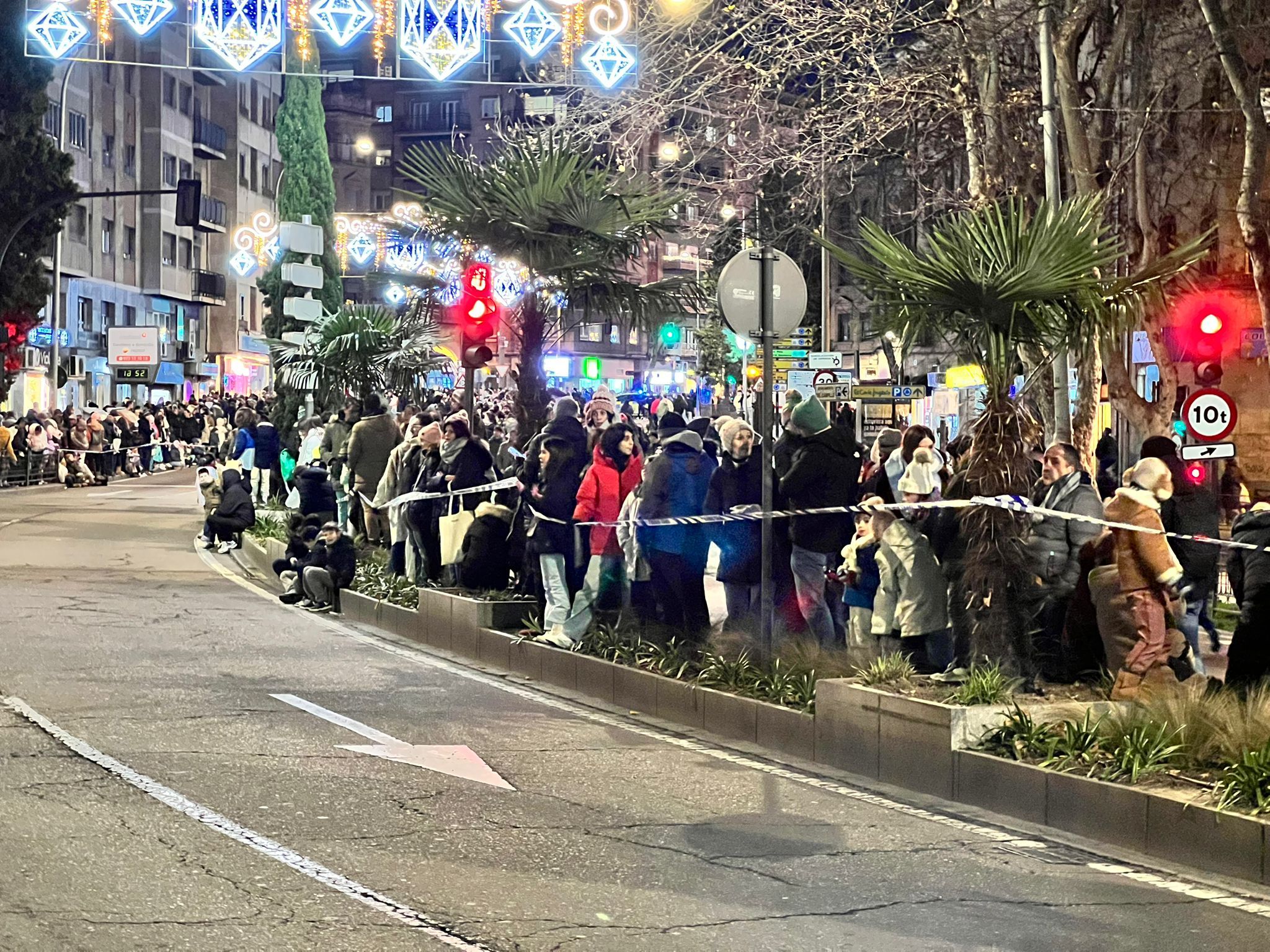 Salmantinos esperando la llegada de SSMM Los Reyes Magos de Oriente en el paseo de Carmelitas