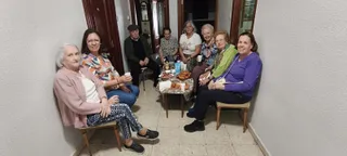 Vecinos de Garrido celebran la vuelta de la luz tras el apagón