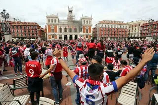 Trasladan al Hospital de Valladolid a un joven aficionado del Atlético tras quemarse una mano con una bengala