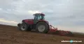 Explotación agraria, tractor en una tierra de cultivo | Imagen de archivo