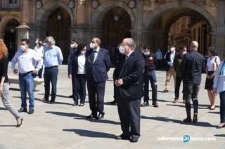 Minuto de silencio en la Plaza Mayor en memoria de las víctimas del Covid 19 (18)