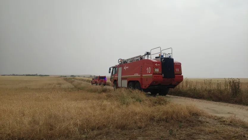Bomberos de AENA en la zona del aterrizaje de emergencia de una avioneta cerca de Rágama
