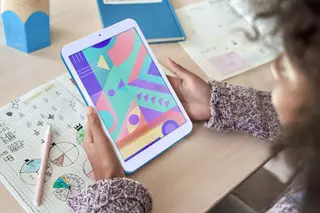 Una niña juega con una tablet