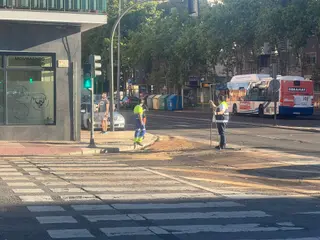 Rotura de tubería en el Paseo de los Madroños, en su confluencia con la calle Río Agadones