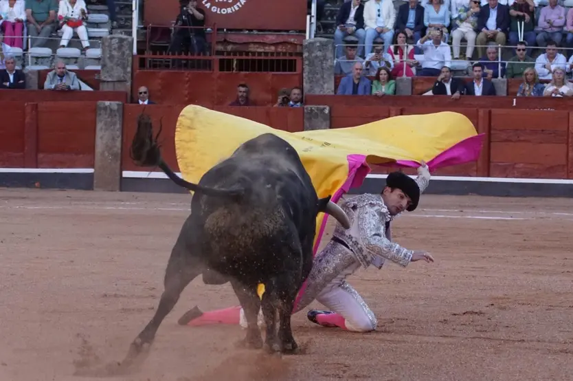 Secuencia del percance de Damián Castaño en la portagayola con el cuarto Vellosino