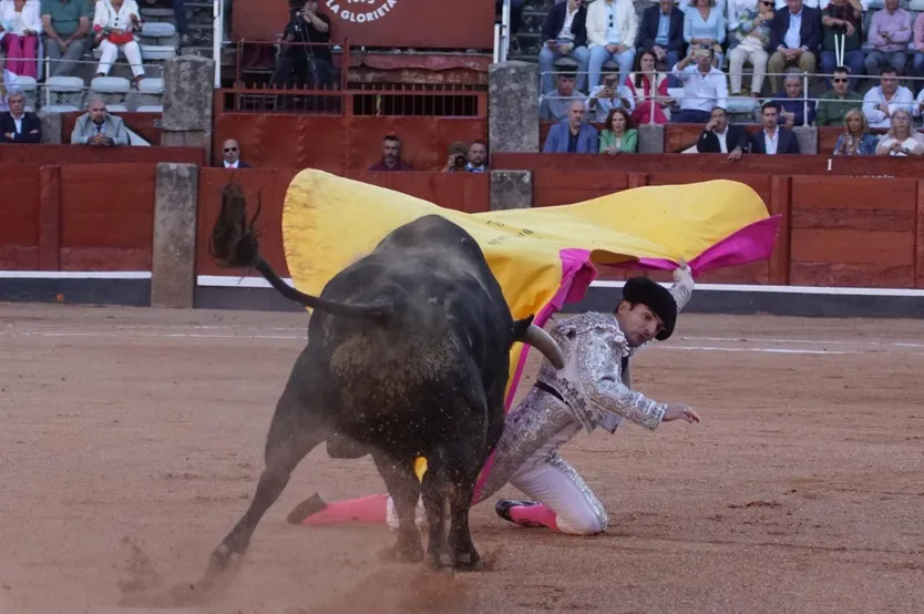Secuencia del percance de Damián Castaño en la portagayola con el cuarto Vellosino