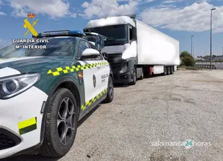 Foto de archivo Guardia Civil con un camión. Foto EP