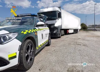 Foto de archivo Guardia Civil con un camión. Foto EP