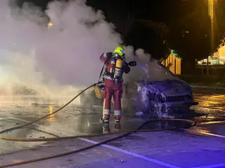 Incendio de un vehículo en la calle Newton del polígono El Montalvo | Carbajosa Noticias