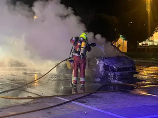 Incendio de un vehículo en la calle Newton del polígono El Montalvo | Carbajosa Noticias