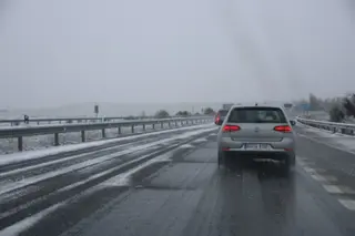 Nieve en carretera colindantes con la A-66 - Fotos de archivo - S24H