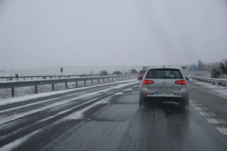 Nieve en carretera colindantes con la A-66 - Fotos de archivo - S24H