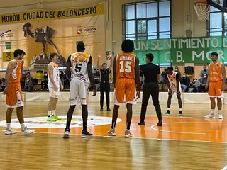 Alderete lanza un tiro libre ante CB Morón / FOTO: @aquimisabasket