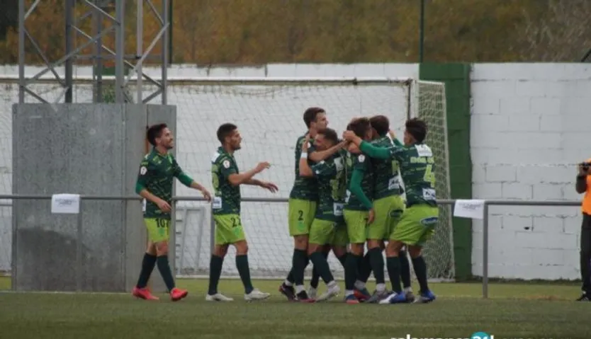 Los jugadores del Guijuelo celebran un gol de Pino al Salamanca CF UDS.