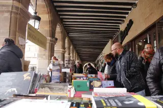 Vuelta del Día del Libro a los soportales de la Plaza Mayor