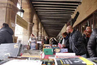 Vuelta del Día del Libro a los soportales de la Plaza Mayor