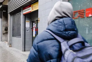 Un hombre frente a una oficina de empleo. Foto EP