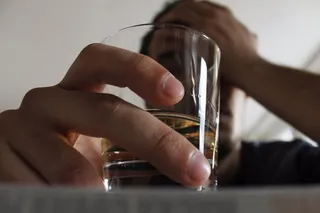 Hombre bebiendo alcohol. Foto Infosalus