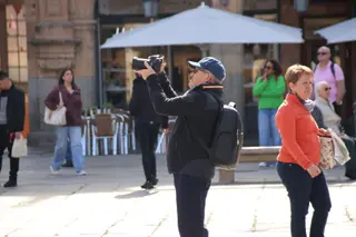 Turista paseando por el centro de Salamanca