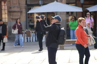 Turista paseando por el centro de Salamanca