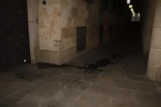 El reverso de la fiesta: la calle Isabeles, convertida en un urinario público