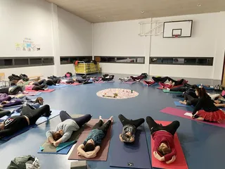 Los vecinos de Carbajosa disfrutan de las actividades del programa de Navidad: Yoga en familia