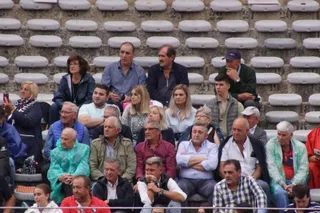 Resumen fotográfico del ambiente en los tendidos de La Glorieta durante la novillada de Lorenzo Espioja. Fotos Juanes