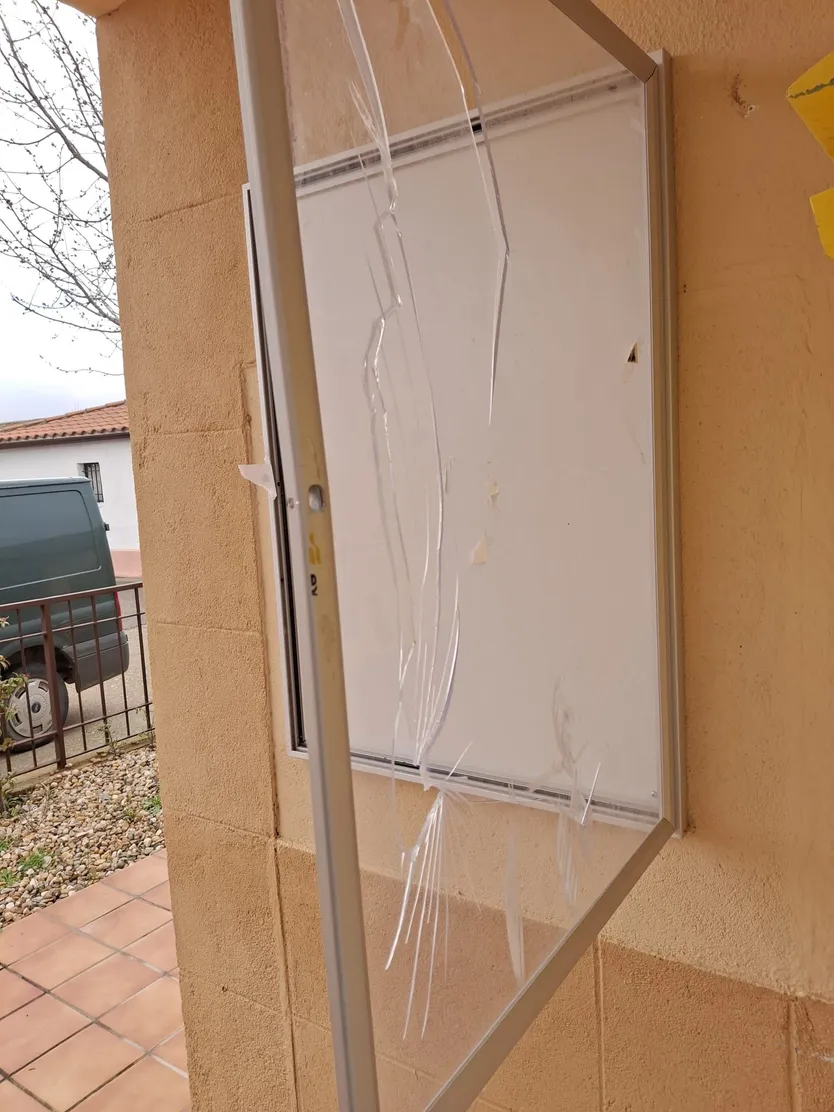 Destrozos en el mobiliario urbano de Canillas de Abajo