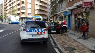 Una mujer de 22 años resulta herida en el cuello tras un accidente entre dos vehículos en la plaza de San Antonio