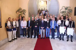 El alcalde de Salamanca, Carlos García Carbayo, recibe miembros y antiguos miembros de la Escolta de Gran Gala de la Policía Local