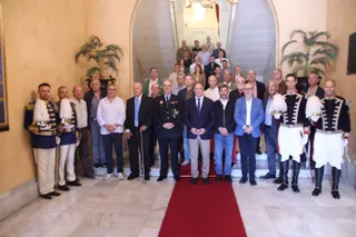 El alcalde de Salamanca, Carlos García Carbayo, recibe miembros y antiguos miembros de la Escolta de Gran Gala de la Policía Local