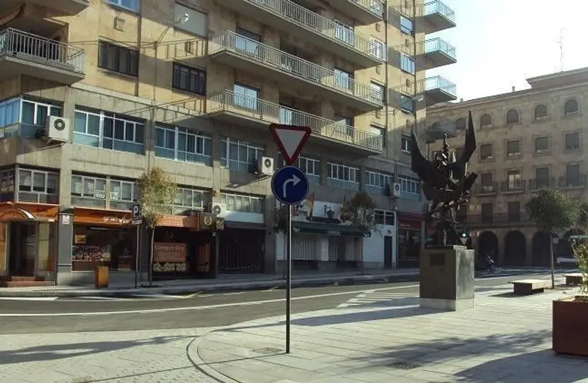 Parada de bus en la plaza de San Julián