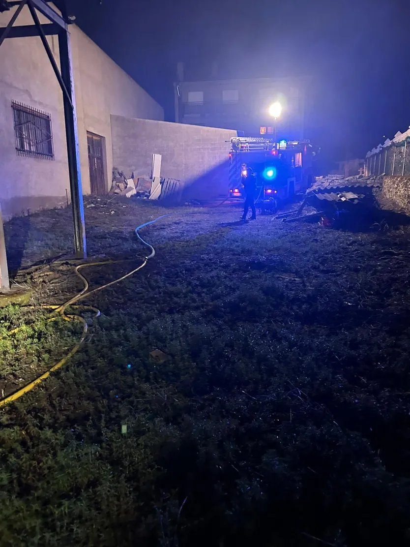 Incendio en una nave de Lumbrales (2)