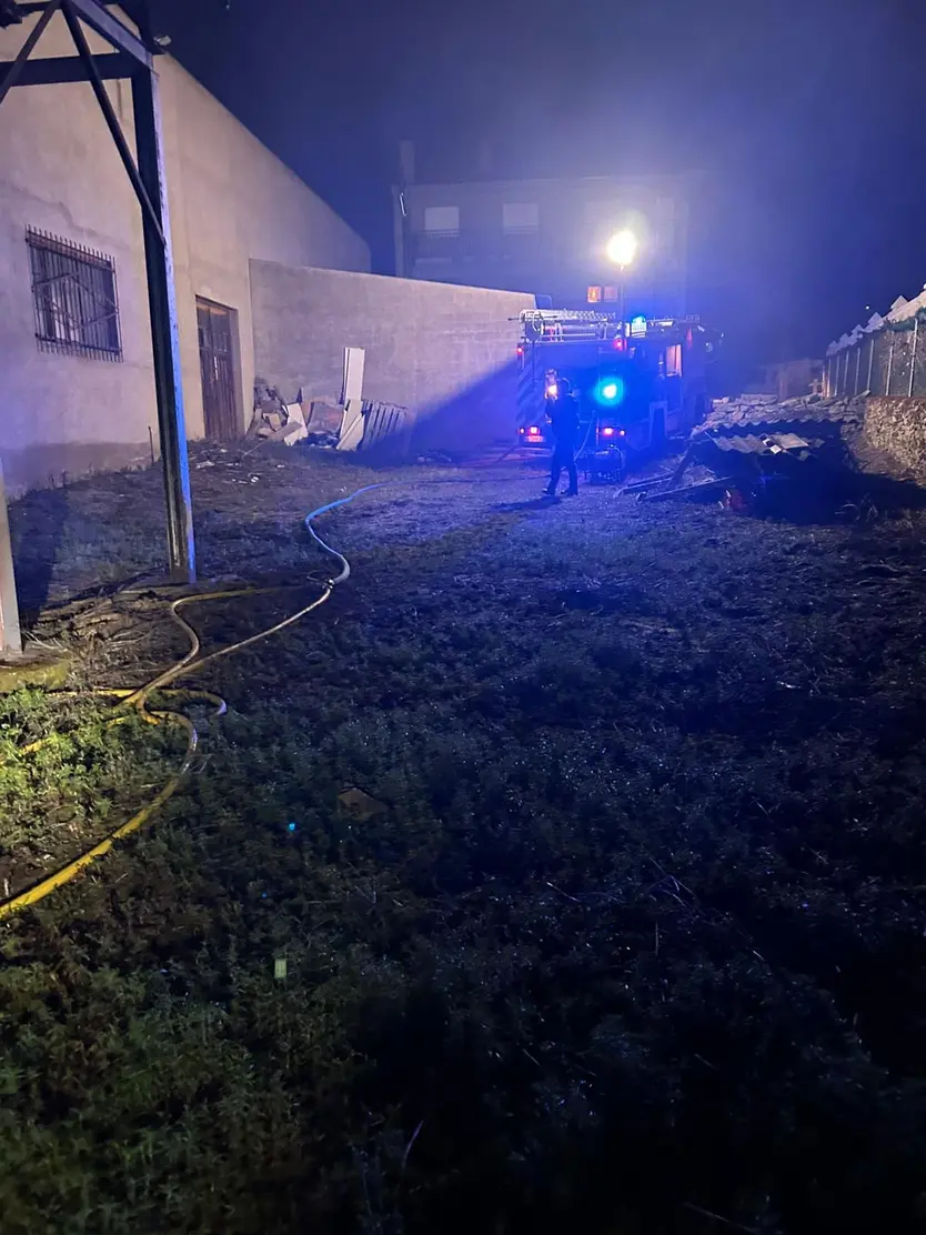 Incendio en una nave de Lumbrales (2)