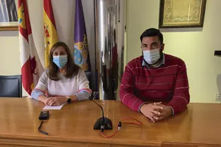 La alcaldesa de Peñaranda, Carmen Ávila, y el concejal de Obras, Antonio Poveda, han presentado las actuaciones que se van a llevar a cabo con el nuevo programa de empleo.