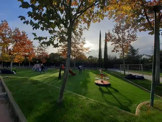 Juegos infantiles en la calle Mozárabes