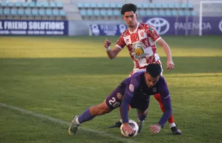 Trapero, ante el Palencia Cristo Atlético FOTO CD GUIJUELO