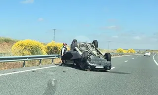 Espectacular vuelco de un coche en la A-50 junto a la salida de Machacón