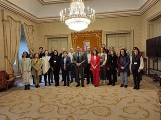 El alcalde recibe a pofesores de la USAL que colaboraron en el proyecto ERASMUS + 'GIRLS'