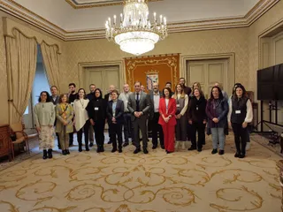 El alcalde recibe a pofesores de la USAL que colaboraron en el proyecto ERASMUS + 'GIRLS'