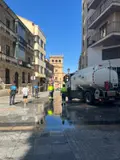Una fuga en la red de abastecimiento municipal llena de agua la calle Prior