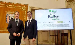 El alcalde de Salamanca, Carlos García Carbayo, y el director de la Fundación Biodiversidad, Félix Romero Cañizares, presentan el proyecto ‘Raíles Verdes’ | David Arranz/ ICAL