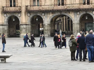 Gente y turistas paseando y haciendo turismo por Salamanca