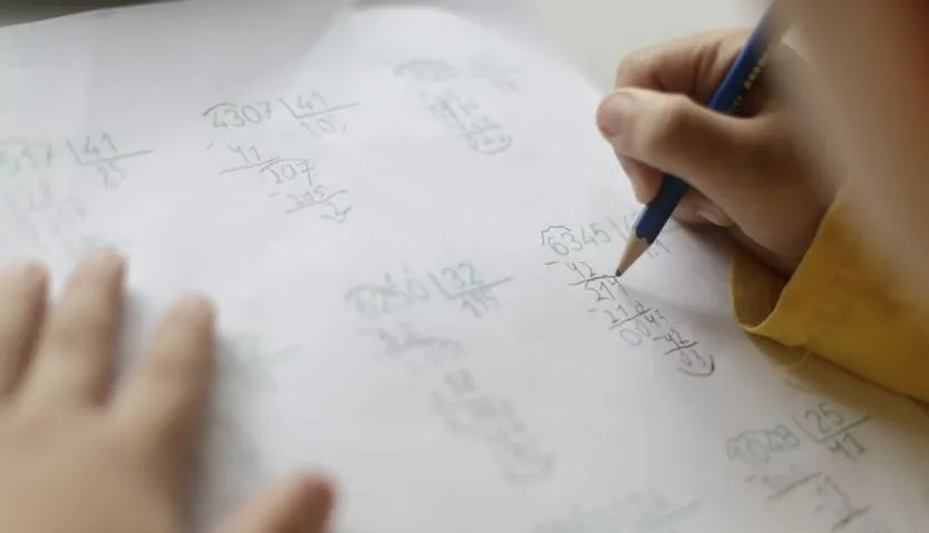 Un niño realiza operaciones matemáticas su casa de Madrid durante el confinamiento.