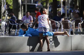 Niños jugando en la fuente del parque Alamedilla. Foto S24H