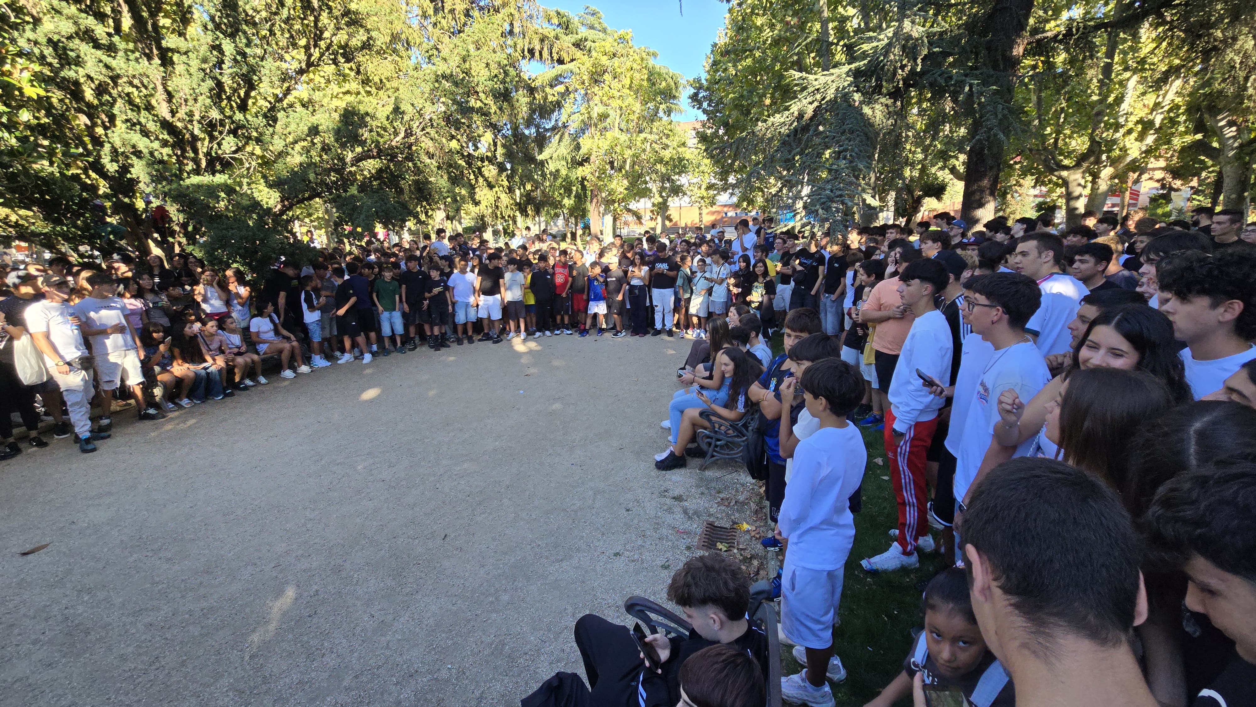 La fiebre por 'farmear aura' llega a Salamanca y llena La Alamedilla