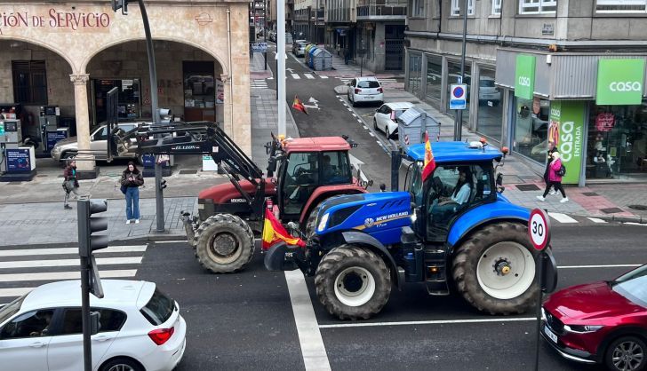 Tractores recorren la avenida de Mirat para unirse a la protesta