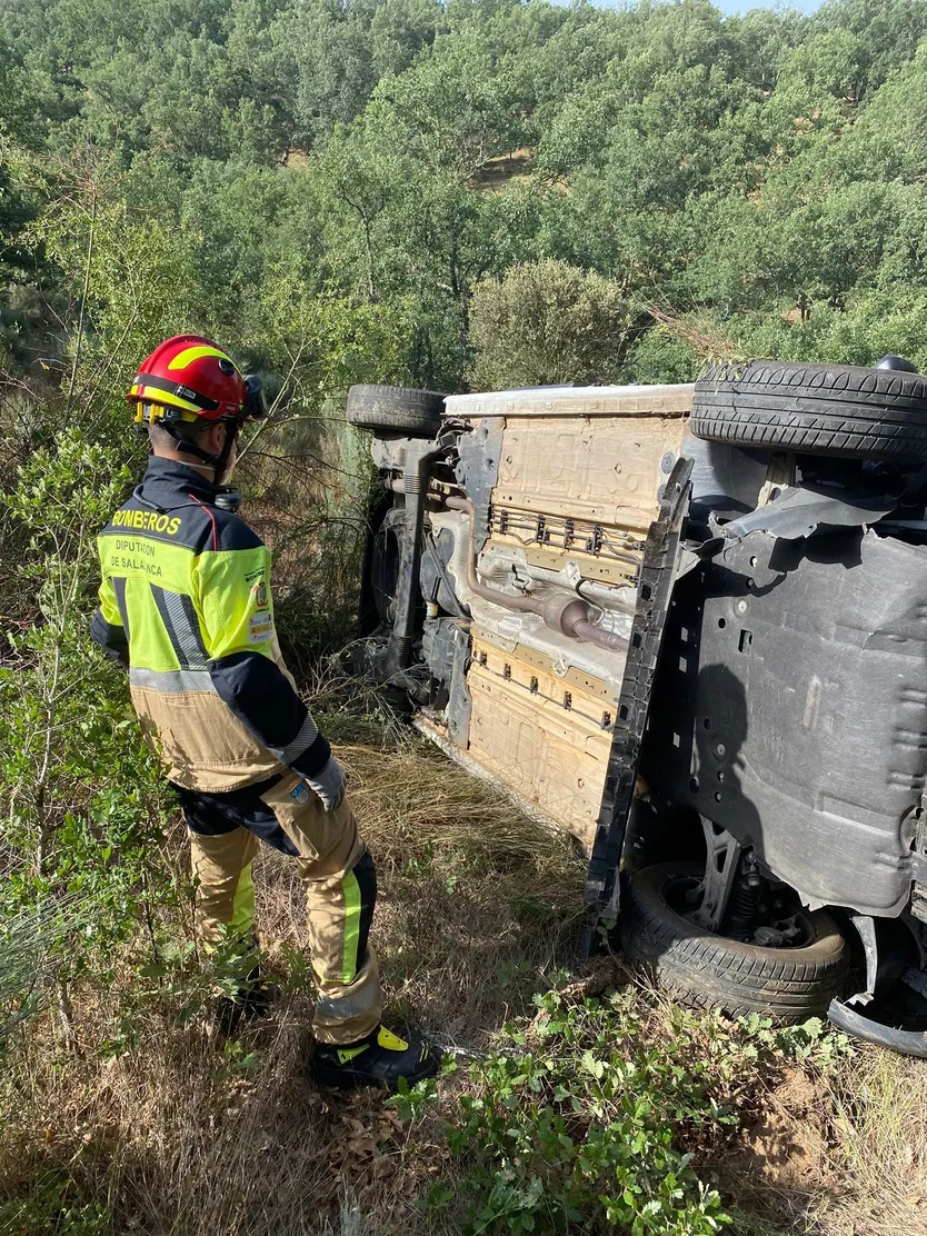 Dos mujeres tienen que ser rescatadas después de sufrir un accidente a la entrada de Masueco